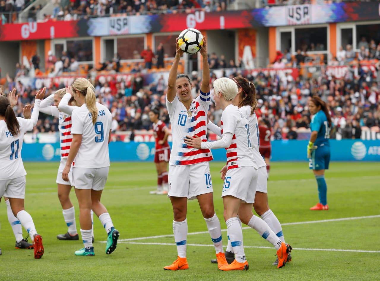 Carli Lloyd de Estados Unidos celebra después de anotar un gol en la primera mitad contra México en el BBVA Compass Stadium.