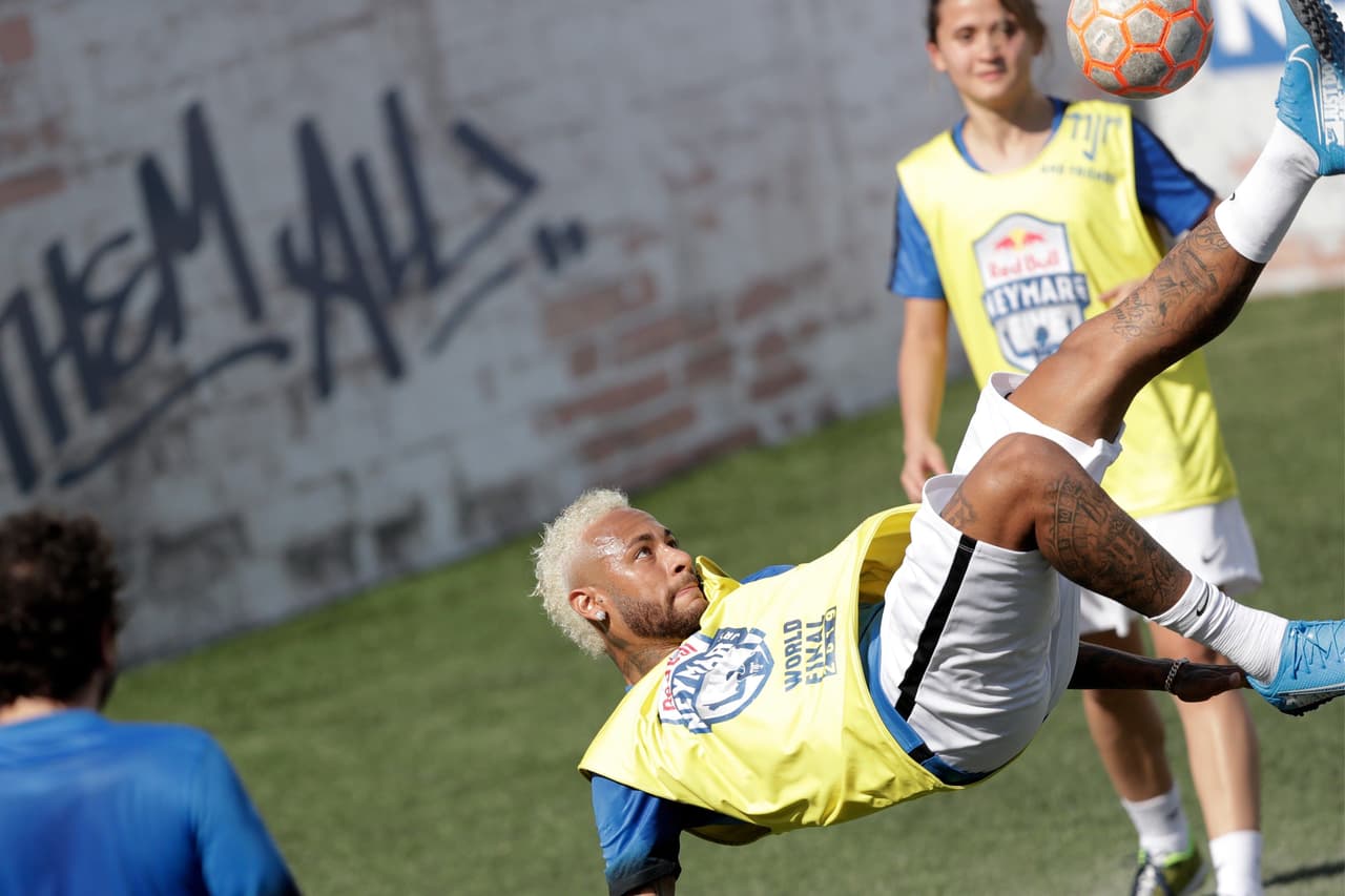 Neymar hizo parte de un partido a beneficio de su fundación en Brasil donde mostró todas sus habilidades, mientras sigue en rebeldía con el PSG.