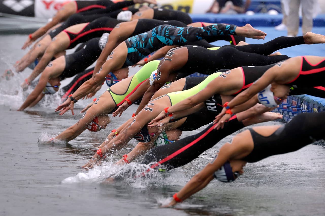 Nadadores se lanzan al agua al inicio del relevo mixto de 5 kilómetros en aguas abiertas en el Campeonato Mundial de Natación en Yeosu, Corea del Sur, el jueves, 18 de julio del 2019.