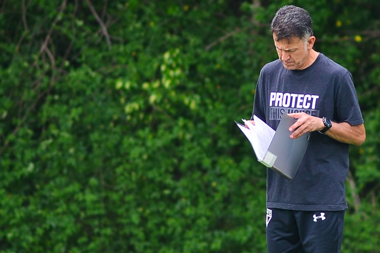 La hoja de vida del colombiano estaba respaldada por tener la licencia de técnico de la UEFA, que le permite dirigir en equipos de Europa, además de estudios de educación física y deportiva en Estados Unidos.