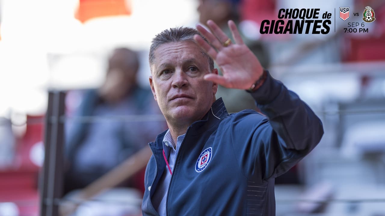 Aficionados de Cruz Azul respaldan a Ricardo Peláez.