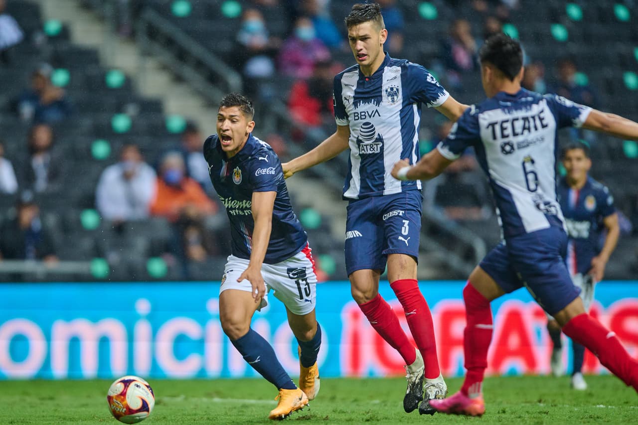 Isaac Brizuela y Alexis Vega se encargan de mantener viva la ilusión de Chivas de quedar dentro de la fiesta grande del futbol mexicano luego de vencer 1-2 a Monterrey.