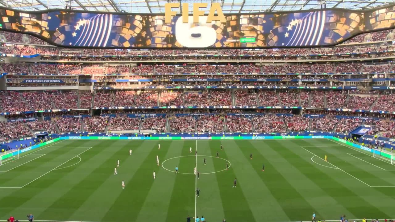 Arranca el partido y la pelota está en juego.