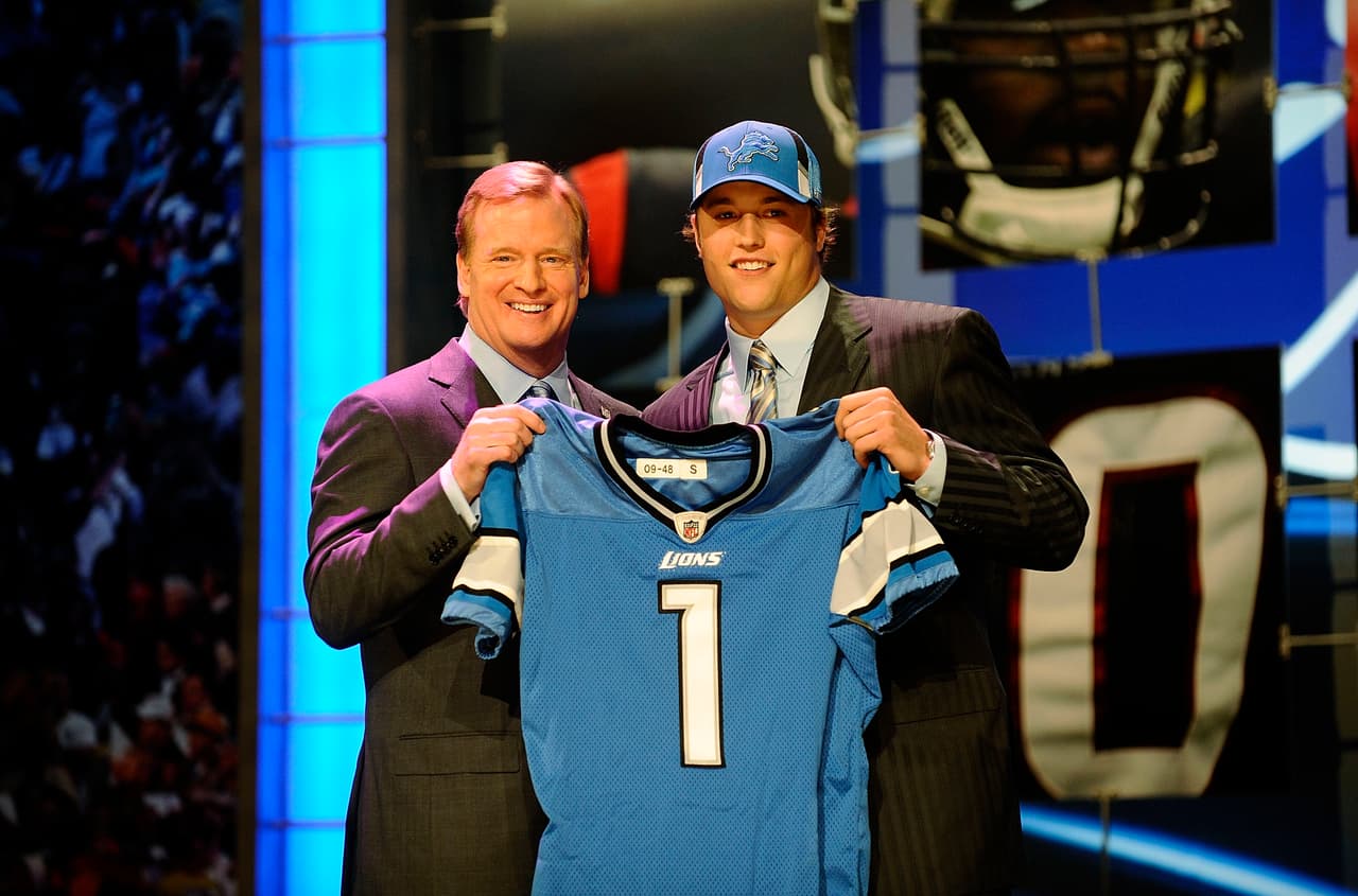 2009 MATTHEW STAFFORD | QB Georgia - 
<b>Detroit Lions</b>
<br>
<br>El quarterback Matthew Stafford de Georgia, sostiene el jersey de Lions con el comisionado de la NFL, Roger Goodell, después de que los Detroit Lions lo seleccionaron con el pick #1 global en el Draft de la NFL el 25 de abril de 2009 en el Radio City Music Hall de Nueva York.
