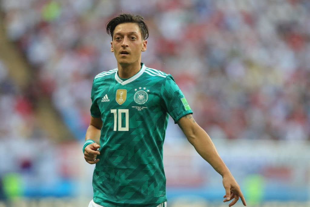 Envuelto en polémica sobre racismo, Mesut Ozil renunció a la selección de Alemania tras la abrupta e inédita eliminación en primera ronda en Rusia 2018. En 2014 ganó el Mundial con los germanos.