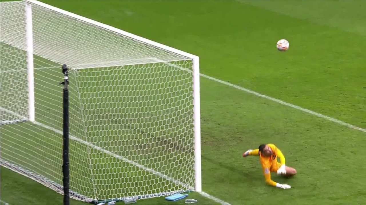 ¡TIRO ATAJADO! disparo por Olivier Giroud.