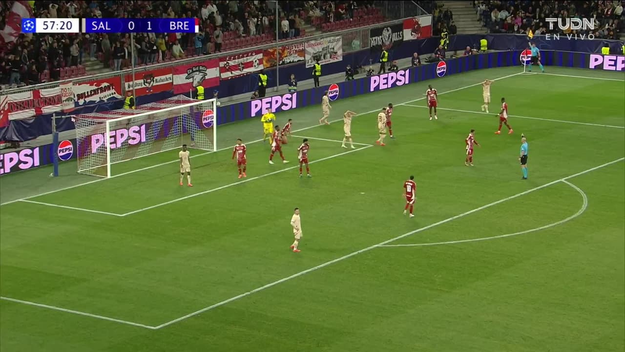 ¡TIRO ATAJADO! disparo por Bobby Clark.