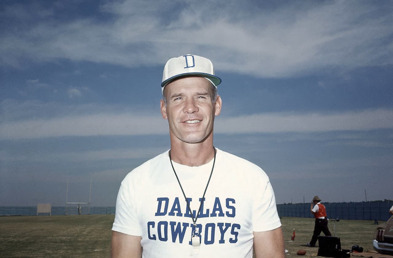 En 1963 el público y prensa en Dallas pedían el despido de Tom Landry luego de 4 temporadas perdedoras. La reacción que tuvo Clint Murchison, entonces dueño de los Cowboys, fue singular. Le ordenó al gerente Tex Schramm: “Dale a Tom un contrato de 10 años”. Entonces púbico, prensa y sobre todo los jugadores sabían a lo que se atenían. O funcionaban o los que se iban eran otros, el coach está firme.