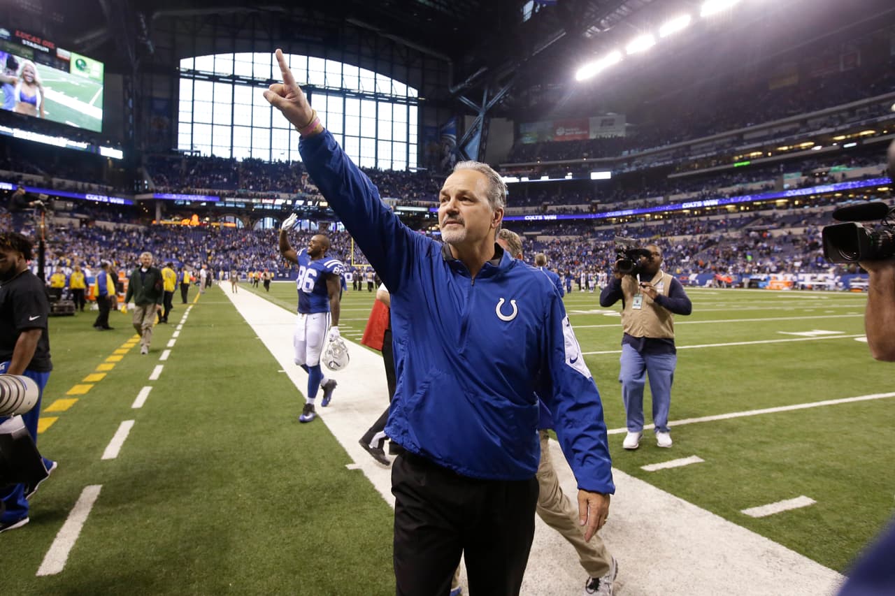 El ejemplo histórico viene al caso por 2 temas: Primero el de Chuck Pagano quien era dado por despedido como coach de los Indianapolis Colts. En cambio recibió una extensión de contrato que deja clara la situación para todos. O funcionan los jugadores de los Colts o se tomarán otras medidas, el coach está firme.