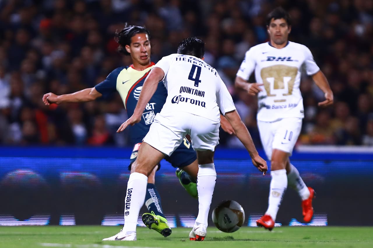 Pero en una llegada por el lado derecho, Diego Lainez hizo daño a los Pumas, eludiendo la marcación y colándose al área para jalar del gatillo de este modo.