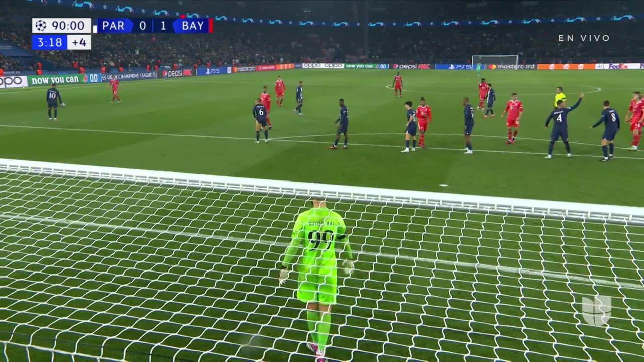 ¡TIRO ATAJADO! disparo por Joshua Kimmich.