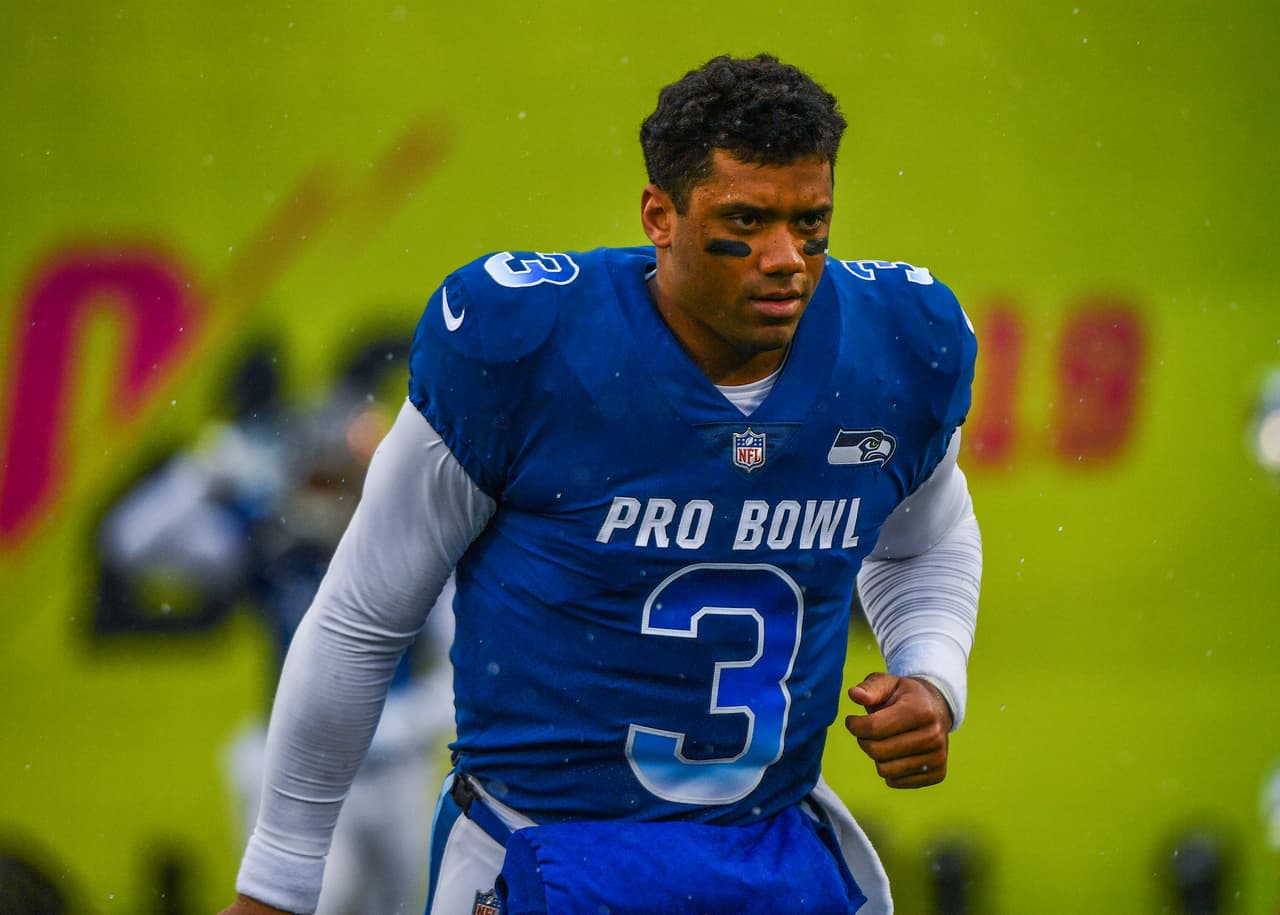 El quarterback de Seattle, Russell Wilson, salta al campo de juego durante el Pro Bowl2019 en el Camping World Stadium de Orlando.