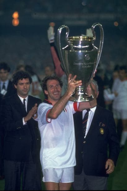 En 1990 se repitió el campeón. Milan era una máquina de fútbol y culminó la campaña con el triunfo por 1-0 ante el Benfica, con tanto de Frank Rijkaard.