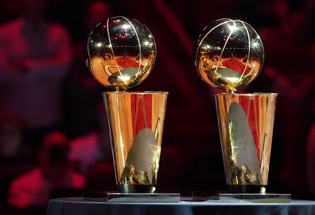 Los dos trofeos de la NBA ganados con el quinteto de Miami también fueron exhibidos en el partido.