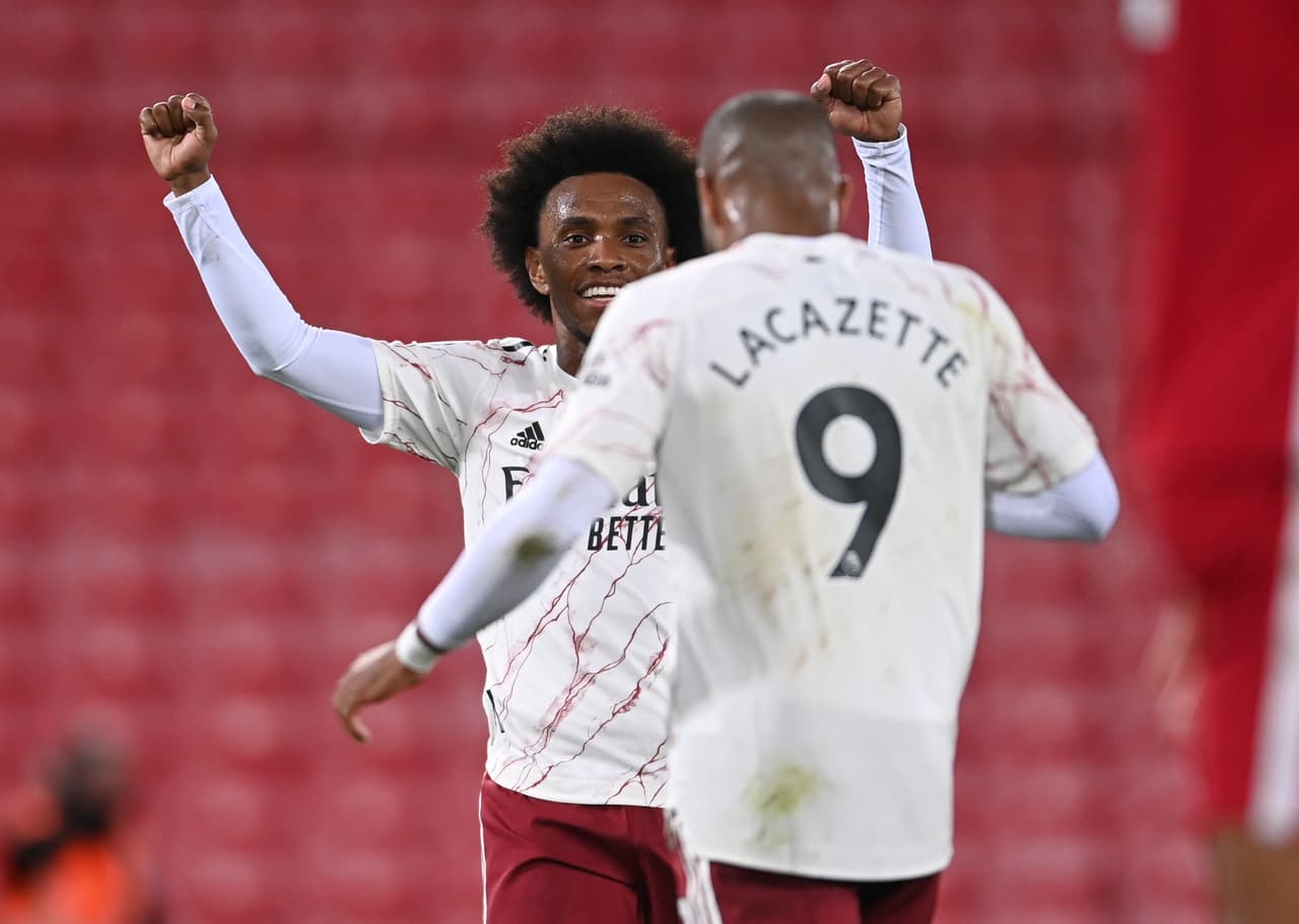 Alexander-Arnold se incorpora por derecha y envía un centro a Mané pero el portero salva el arco