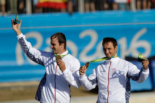 Eslovacos celebran hegemonía en canoa doble con presea de oro