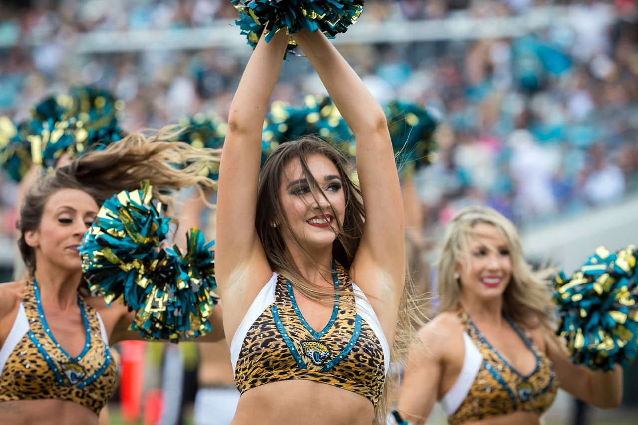 Las sensuales animadoras de la NFL le dieron alegría, belleza y energía al espectáculo del fútbol americano estadounidense en su Semana 13 de competencia, en un condimento único para el público.