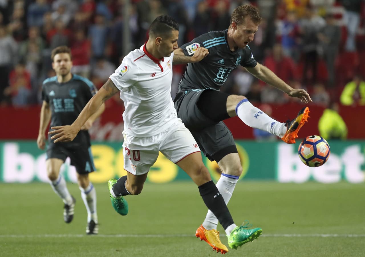 Sin embargo, la Real Sociedad mostraba una cara con la posesión y otra muy diferente defendiendo. Su defensa cometía repetidos errores que al final el Sevilla cobraría para abrir el marcador.