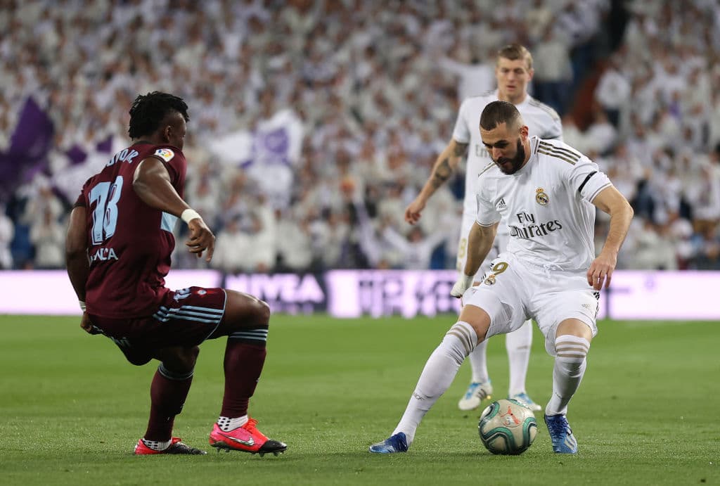 ¡Adiós cintura! Karim Benzema le rompe la cadera a Joseph Aidoo con un drible al borde del área.