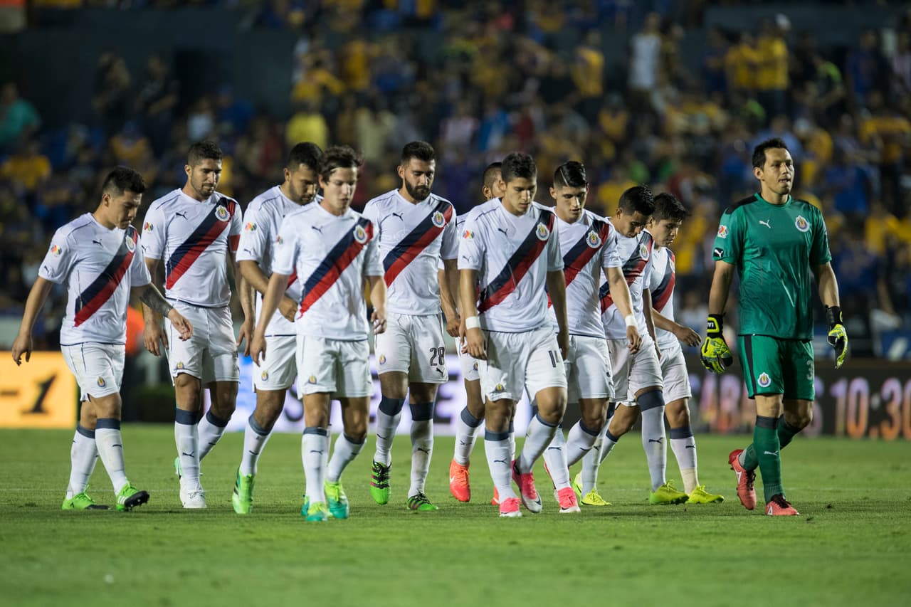El primer tiempo terminó con la mínima ventaja den favor de Tigres. Las Chivas se retiran con la cabeza baja a los vestidores.