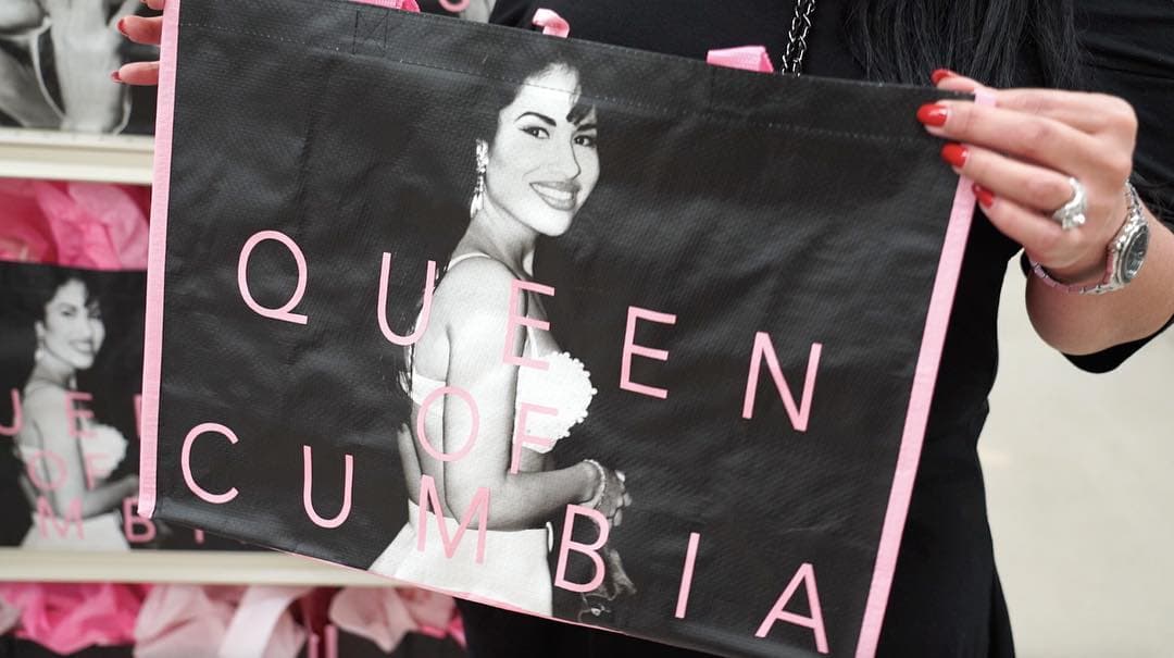 La cantante que impactó la música tejana, continuará inspirando a personas de todo el mundo con el nombre de cuenta @selenalaleyenda en TikTok.