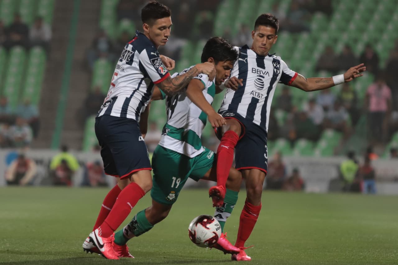 El argentino estuvo cerca de sufrir una lesión luego de que cayera sobre él un jugador del equipo contrario.