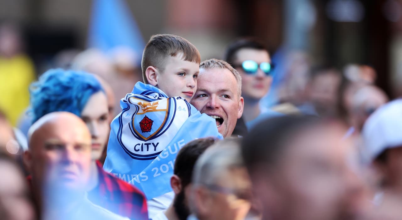 Los fanáticos de Manchester City inundaron la ciudad para festejar con los jugadores del equipo el título obtenido en Premier League, en medio del colorido y euforia de hinchas de todas las edades.