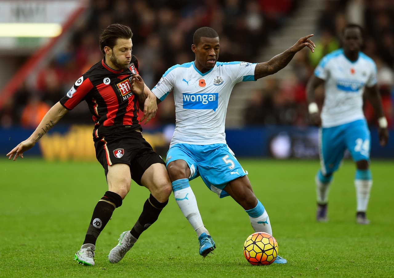 Tras cuatro años emigró a Inglaterra para jugar con el Newcastle, donde tuvo un año brillante, pese al descenso del equipo.