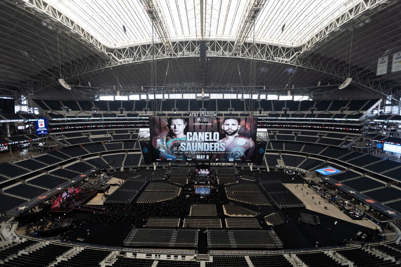 Aficionados disfrutan de las peleas previas al evento estelar entre Saú el 'Canelo' Álvarez y Billy Joe Saunders.