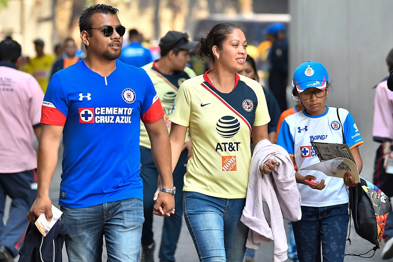 Los fanáticos se preparan para vivir el Clásico Joven entre América y Cruz Azul en el Estadio Azteca por la Jornada 14 del Clausura 2019.