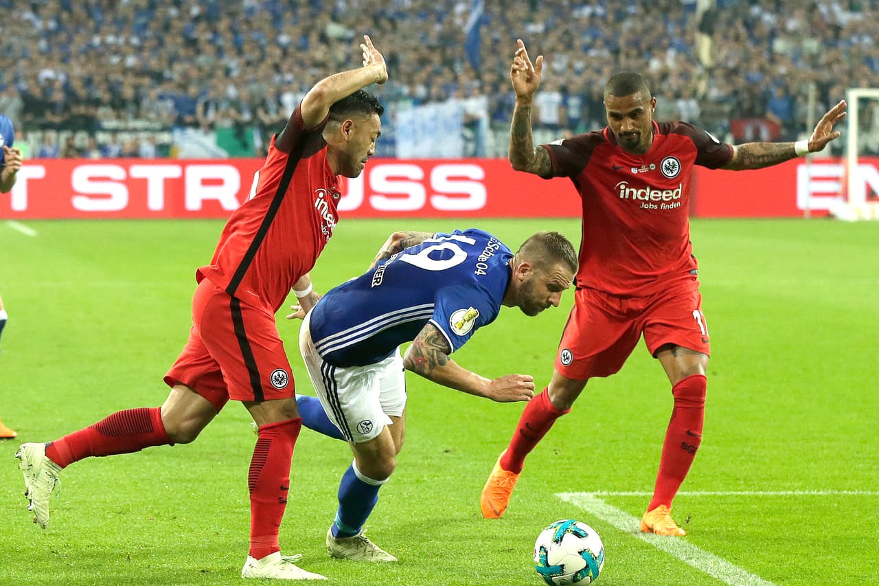 En Eintracht Frankfurt fue compañero de los mexicanos Marco Fabián y Carlos Salcedo en la pasada temporada, cuando fueron campeones de la Copa de Alemania por encima del Bayern Munich.