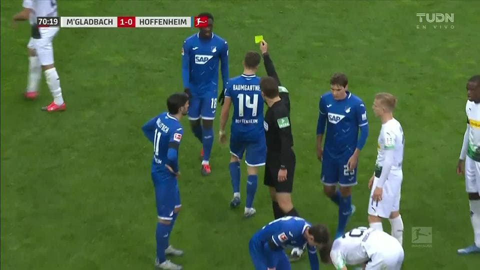 Tarjeta amarilla. El árbitro amonesta a Christoph Baumgartner de TSG 1899 Hoffenheim