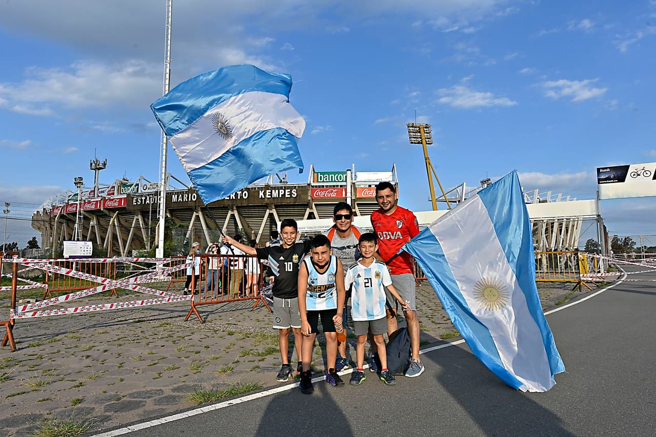 Los fanáticos de Argentina y de México le dieron un color especial con su alegría en el estadio Mario Alberto Kempes y sus alrededores en Córdoba a una jornada de fútbol de amistoso internacional.
