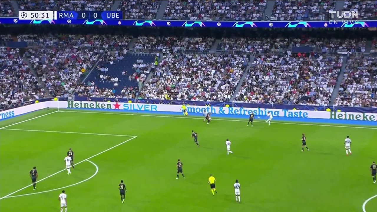 ¡CERCA! Rodrygo disparó que se estrella en el poste.