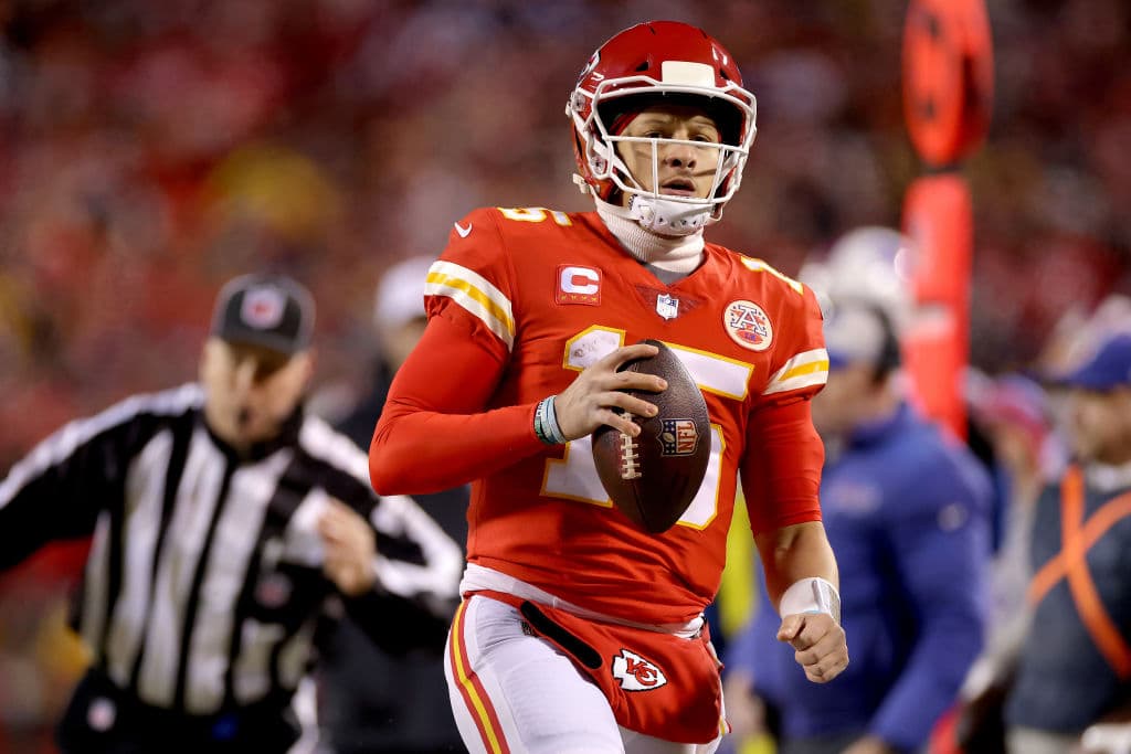Los Chiefs se metieron nuevamente al partido por el Campeonato de la AFC aal vencer en tiempo extra a los Bills. La actuación de cuatro touchdowns de Patrick Mahomes llevó a Kansas City a ganar 42-36 contra Buffalo, un choque que pasará a la historia.
<br>