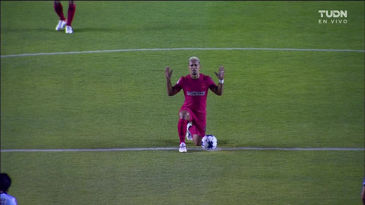 Arranca el partido y la pelota está en juego.