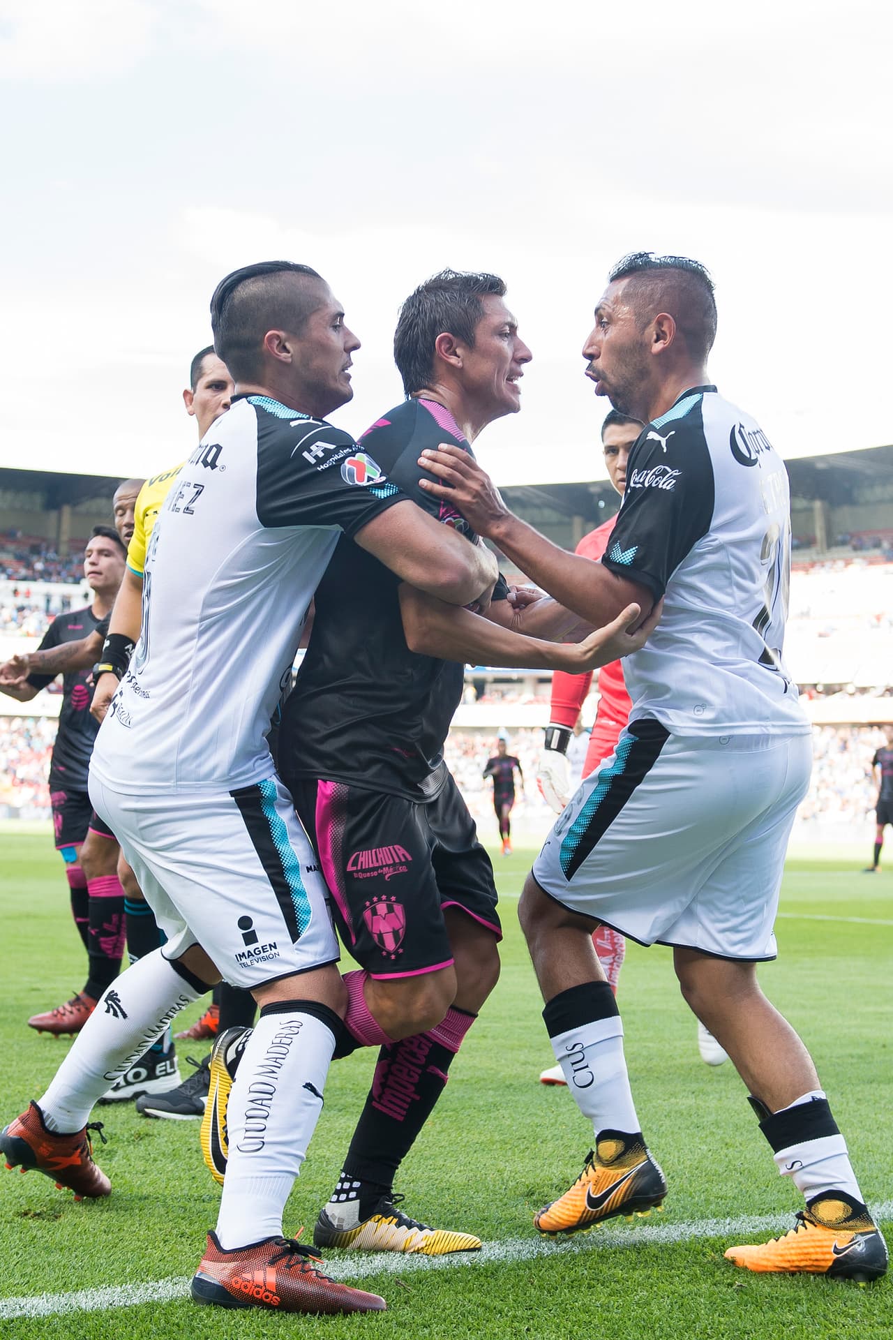 En algún punto del encuentro los ánimos comenzaron a calentarse pero al final no pasó a mayores.