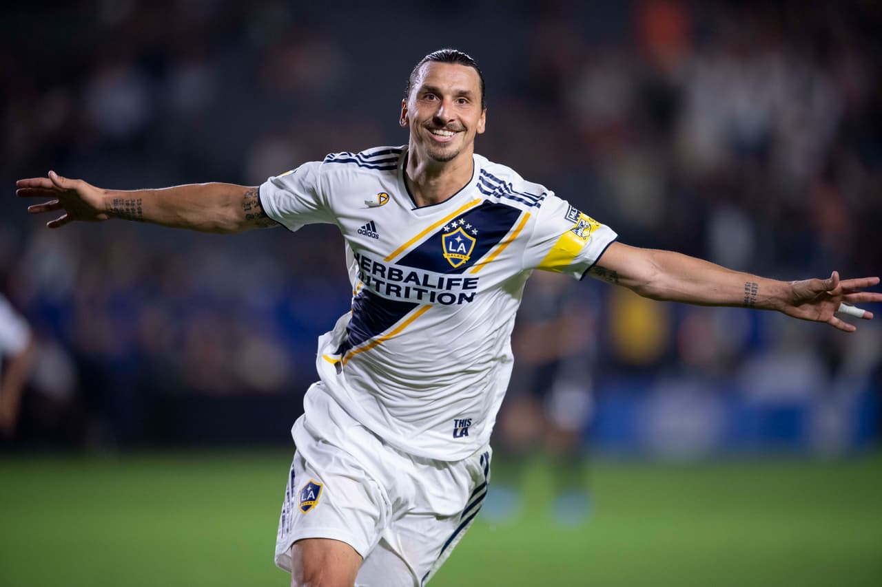 Un magistral Zlatan Ibrahimovic marcó tres tantos en el 7-2 de LA Galaxy sobre Sporting KC. El equipo vuelve a zona de postemporada, y el sueco pisa los talones de Carlos Vela en la carrera por el Botín de Oro.