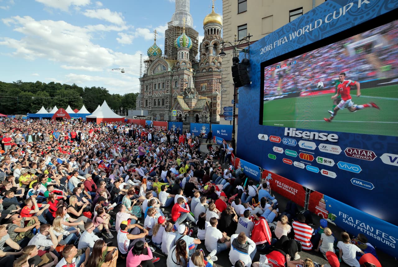 En el fan fest en San Petersburgo, miles de aficionados se congregaron para ver el juego ante Egipto y pudieron gritar tres veces el gol a favor de Rusia en esta concurrida plaza.