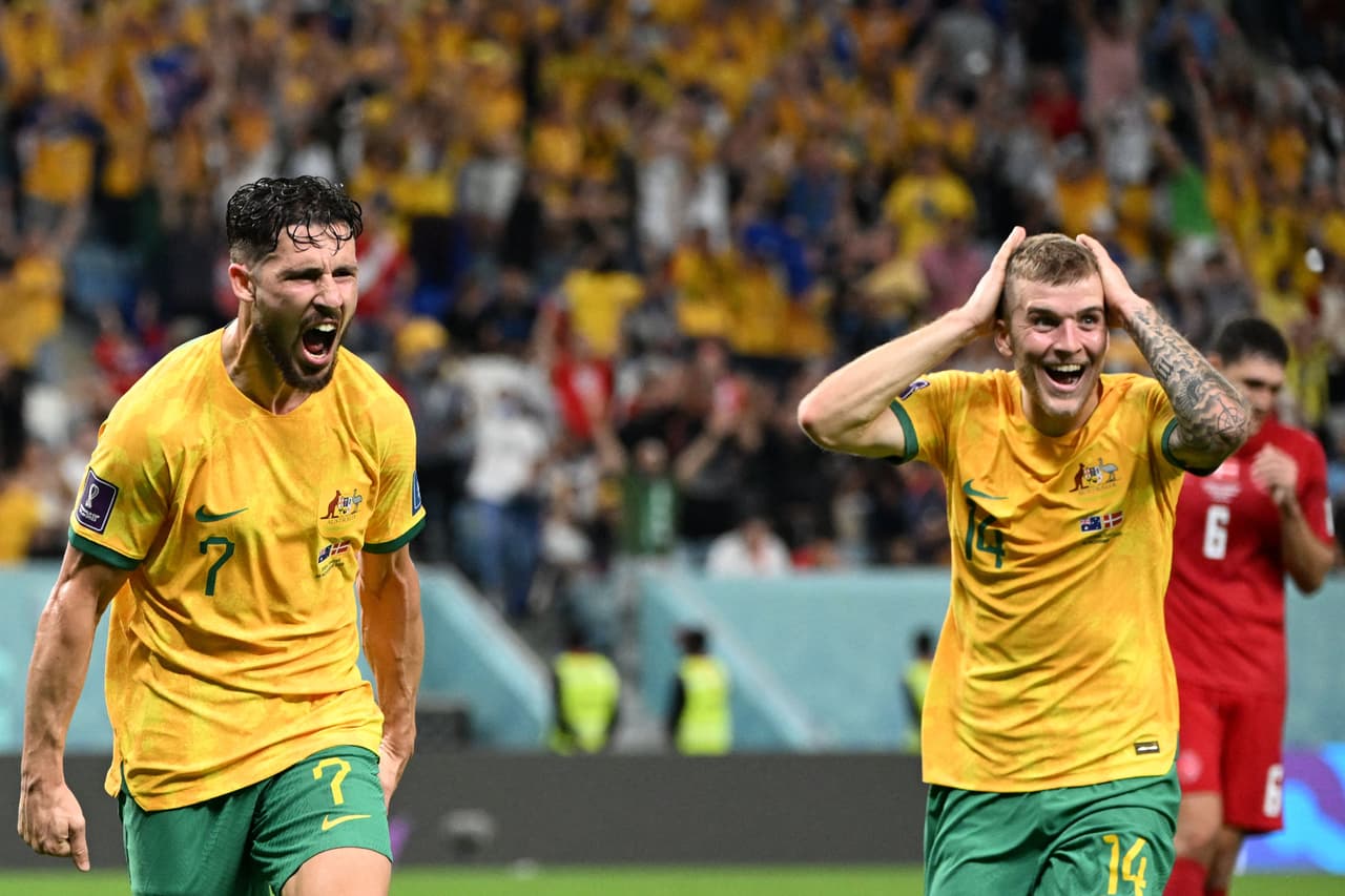 La Selección de Australia venció por la mínima a su similar de Dinamarca para eliminarlos de la Copa del Mundo y acceder al boleto de los octavos de final por segunda vez en su historia.Australia no había llegado a la siguiente fase desde 2006 y a pesar del dominio de los daneses, la defensa de los Socceroos los llevó a conseguir el boleto a los octavos de final de Qatar 2022.