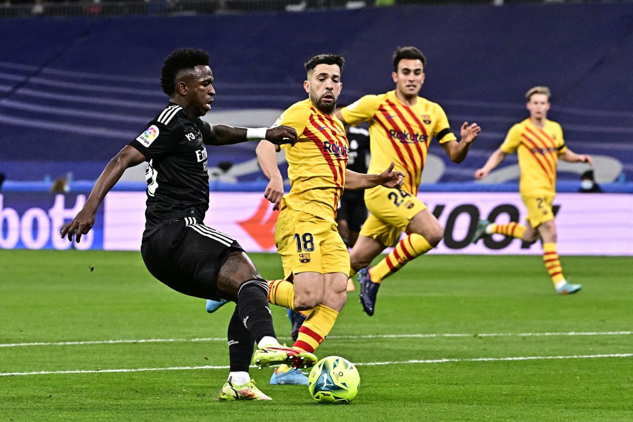 Vinicius extrañaba a Benzema como un niño a la Navidad, poco podía hacer sin su socio.