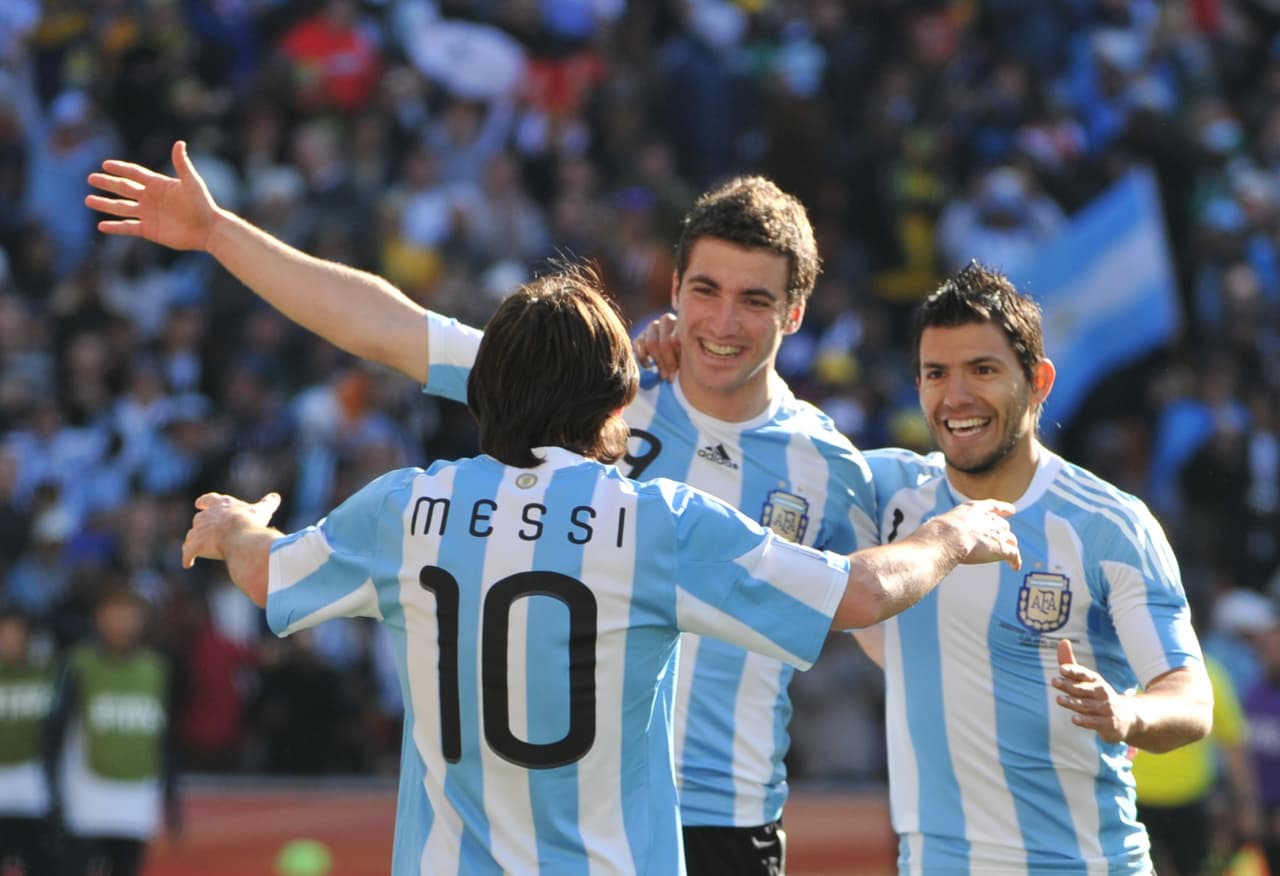 Una jornada innolvidable para el 'Pipita' Higuaín quien marcó triplete para su país. Palermo esperaba detrás suyo alguna oportunidad de demostrar su poder ofensivo.