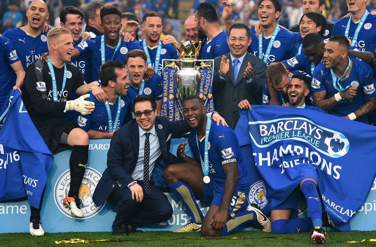 El dueño del club, el magnate tailandés Vichai Srivaddhanaprabha, y su hijo, Aiyawatt Srivaddhanaprabha, vicepresidente de la entidad, se unieron en las celebraciones sobre el terreno de juego y dieron la característica vuelta de honor al campo.