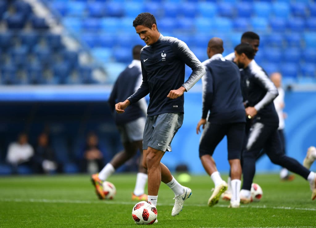 El liderazgo de Rafael Varane en la defensa, a pesar de su juventud, ha sido una garantía para el equipo.