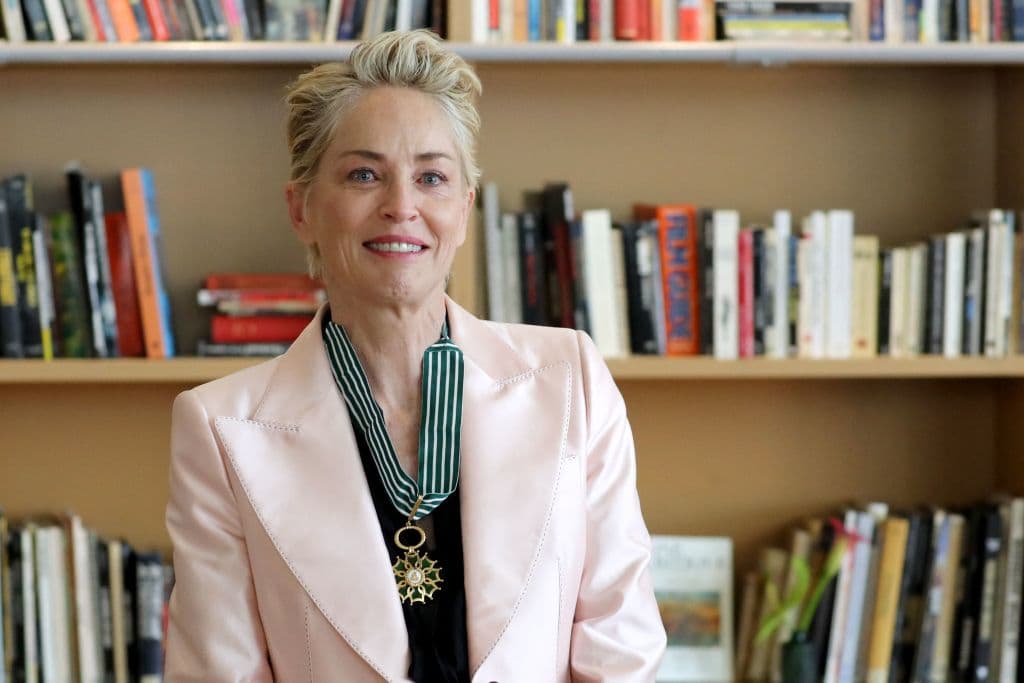 A sus 63 años, la actriz de ‘Basic Instincts’ fue condecorada como comendadora de la Orden de las Artesy las Letras de Francia.