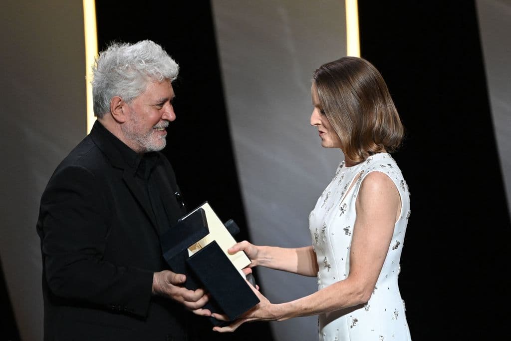 Foster recibió la Palma de Oro a manos del tan aclamado director español Pedro Almodovar.