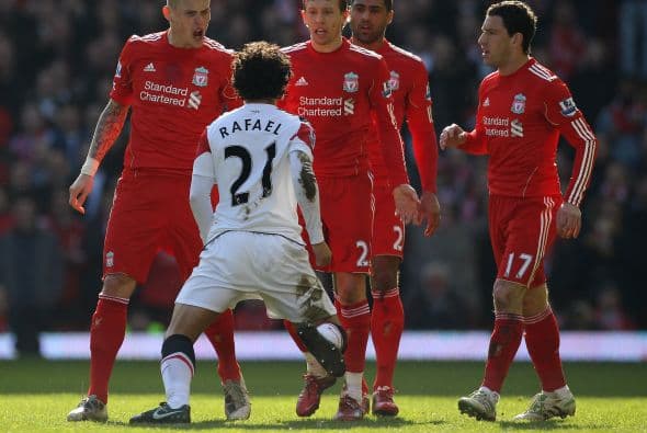 El duelo se calentó por algunas jugadas de peligro y el brasileño Rafael da Silva se encaró con algunos rivales.