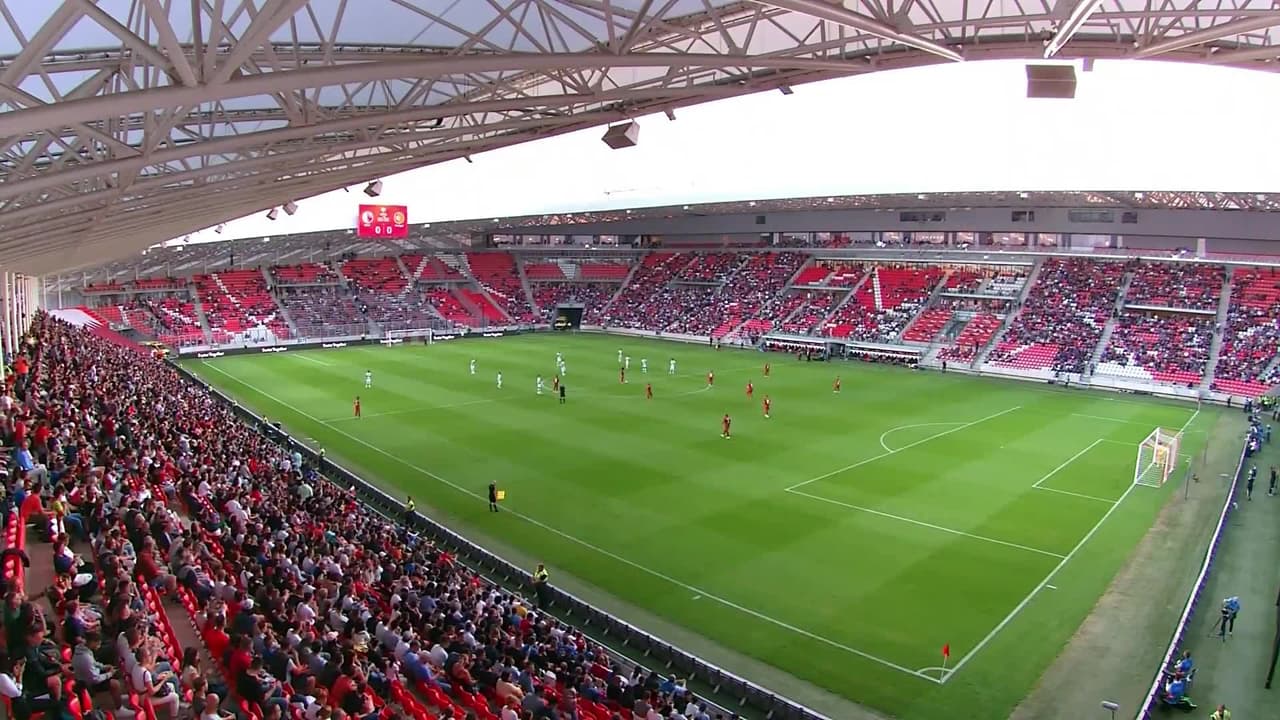 Arranca el partido y la pelota está en juego.
