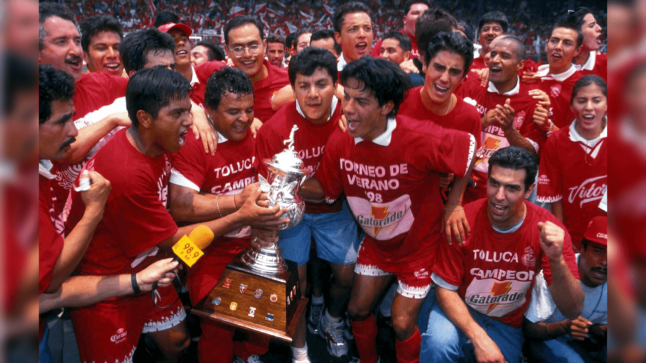 <b>¡Sí se puede, sí se puede!</b>
<br>En el Verano de 1998 los Diablos Rojos de Toluca caían 2-4 en el marcador global ante Necaxa en el 'infierno' del Nemesio Diez y 55 minutos lograron cuatro goles para finalizar 6-4 en el global. Esto significó el primer título en la era de los torneos cortos para los escarlatas y fue el cuarto en su historia.