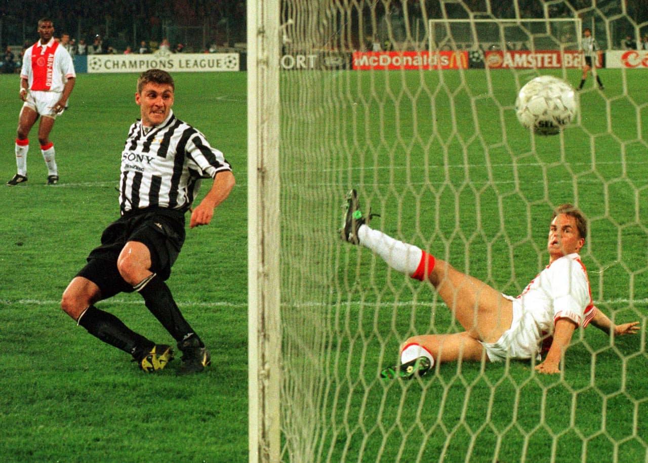 El olfato goleador de Vieri y su juventud serían determinantes para el alto valor del 'Toro', al punto que en 1997 de hecho su transacción al Atlético de Madrid estuvo entre las más altas.